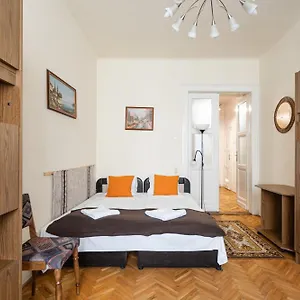 Apartment Bpr W21 Retro With Balcony, Budapest